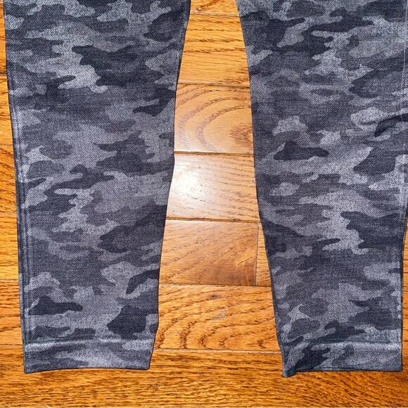 Spanx Look at Me Now $99 Seamless Camo Cropped Leggings XL Black Gray NWOT - Picture 9 of 10